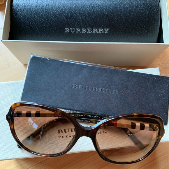 Used like new! Burberry Sunglasses 0BE4164 - Picture 2 of 6